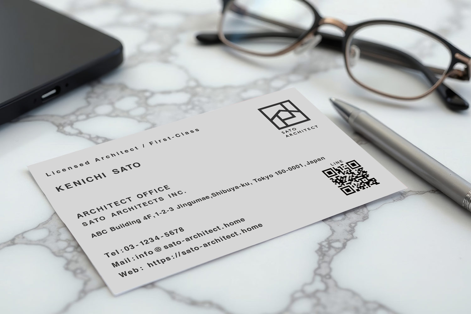 一級建築士のためのミニマル名刺デザイン(白とグレーを基調としたSATO ARCHITECTSの名刺)