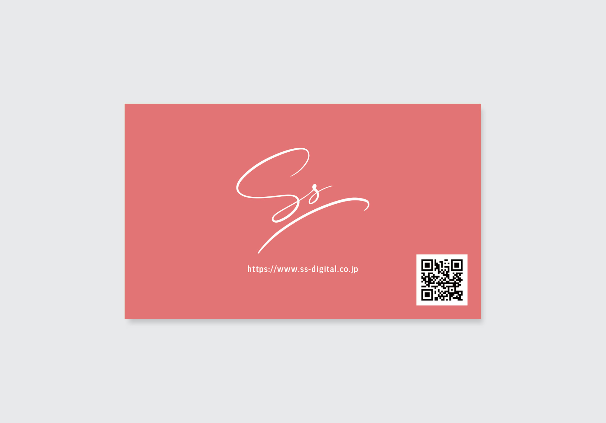 「マーケティング会社ディレクター向け名刺デザイン|コーラルピンクと手書きロゴが映えるミニマルなビジネス名刺」