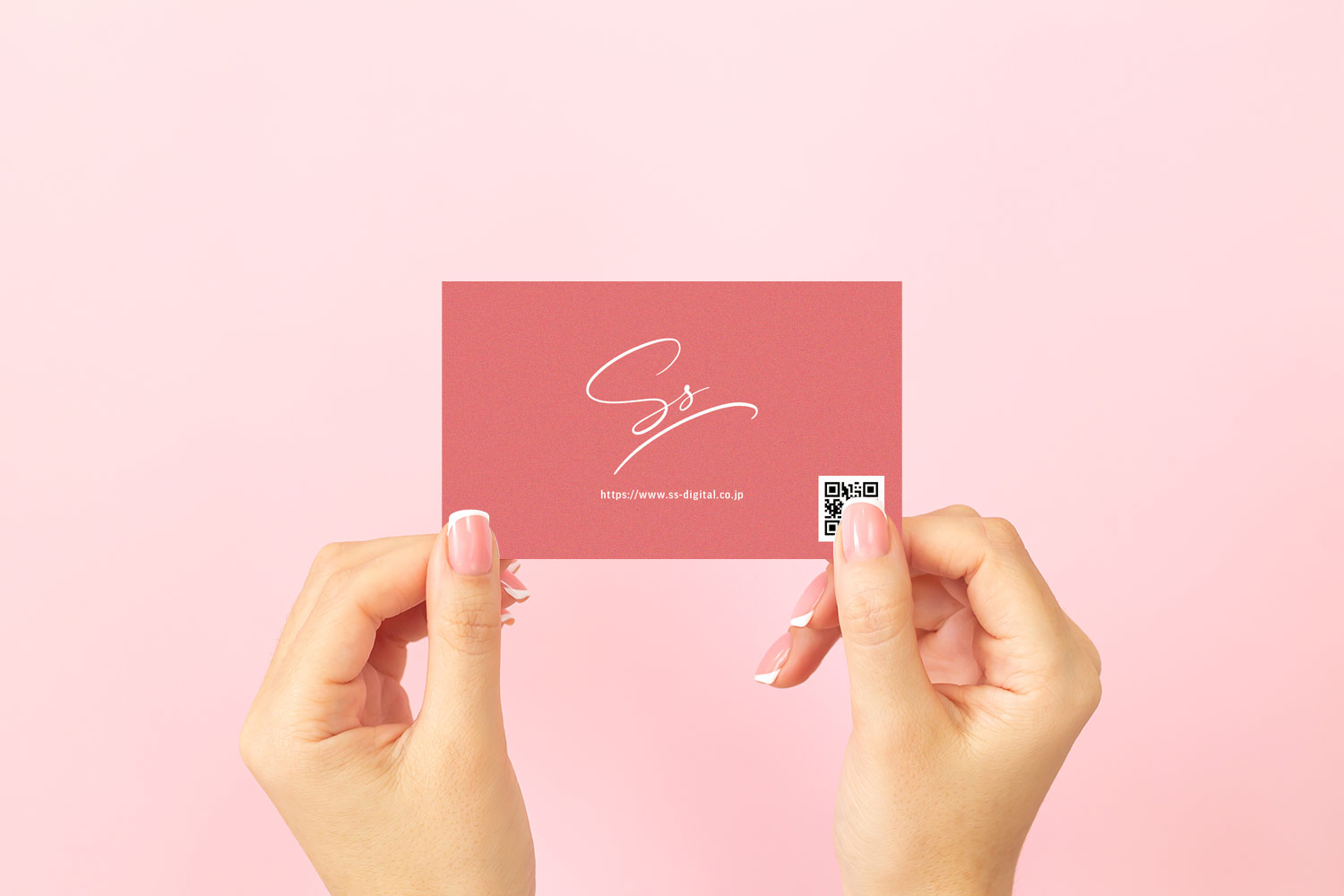 「マーケティング会社ディレクター向け名刺デザイン|コーラルピンクと手書きロゴが映えるミニマルなビジネス名刺」