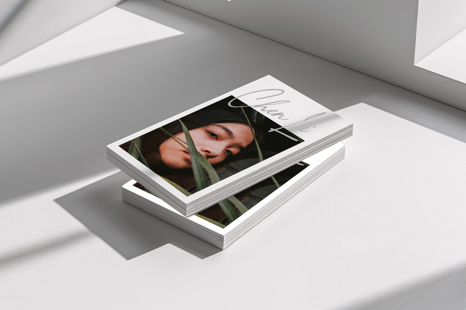 フォトグラファー名刺デザイン事例｜作品写真を引き立てるシンプルで上質なレイアウト