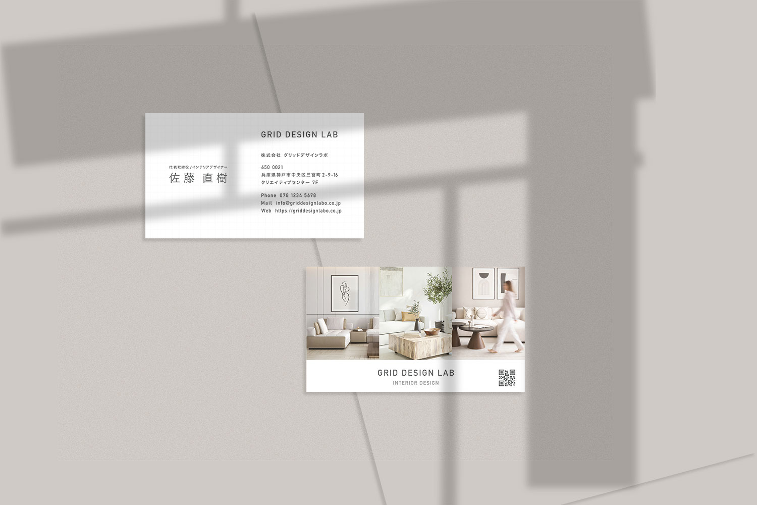 インテリアデザイン会社の名刺を実際に配置したイメージ写真｜光と影の演出で上質さを伝えるオーダーメイド名刺デザイン例