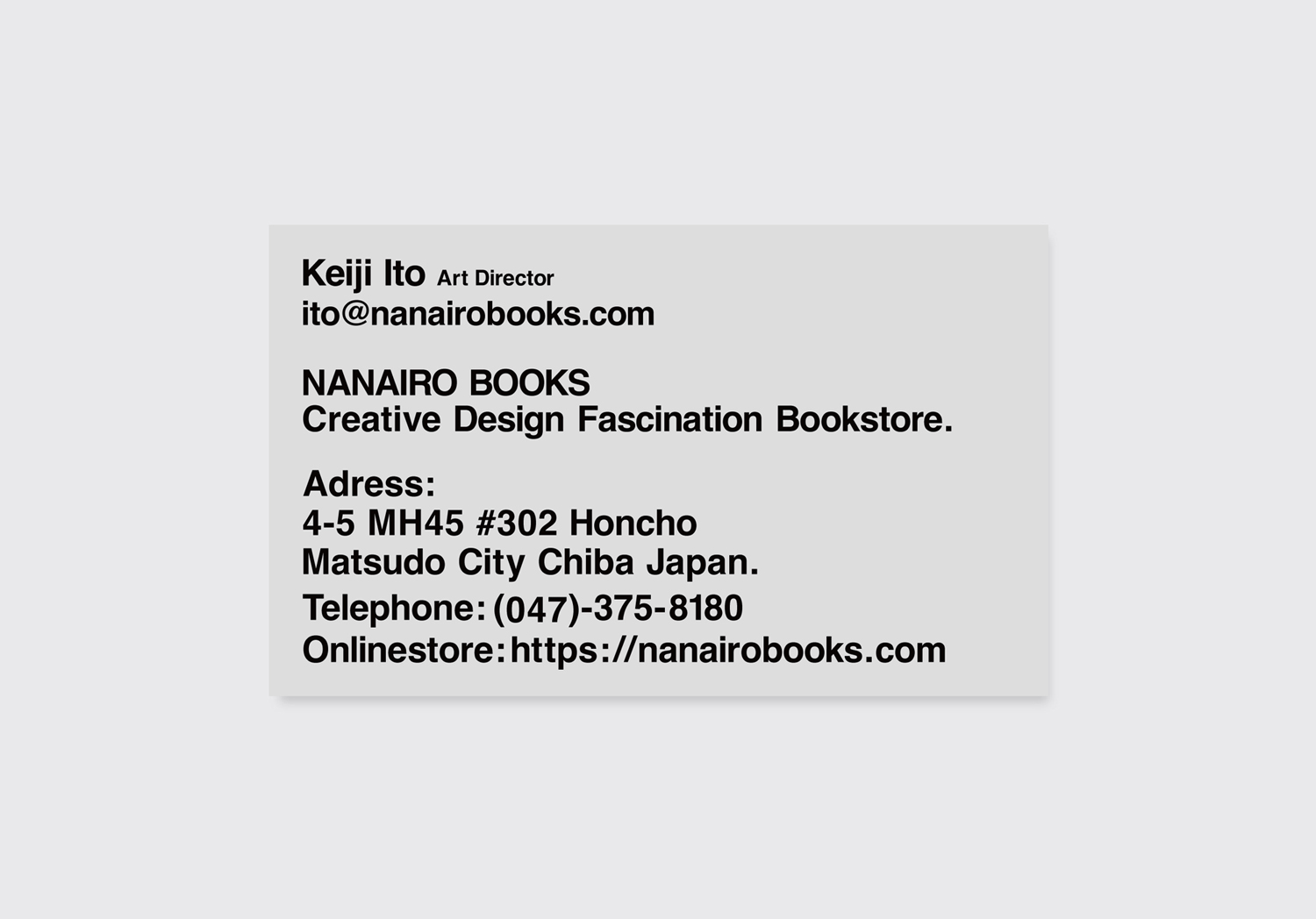 NANAIRO BOOKSの名刺デザイン表面。アートディレクターKeiji Itoの連絡先と店舗情報を記載したシンプルなタイポグラフィ中心の名刺。