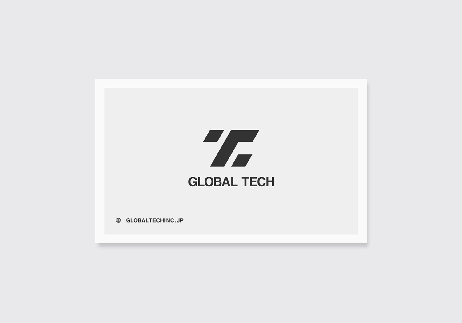 GLOBAL TECHの企業ロゴが中心に配置されたシンプルな名刺デザイン表面