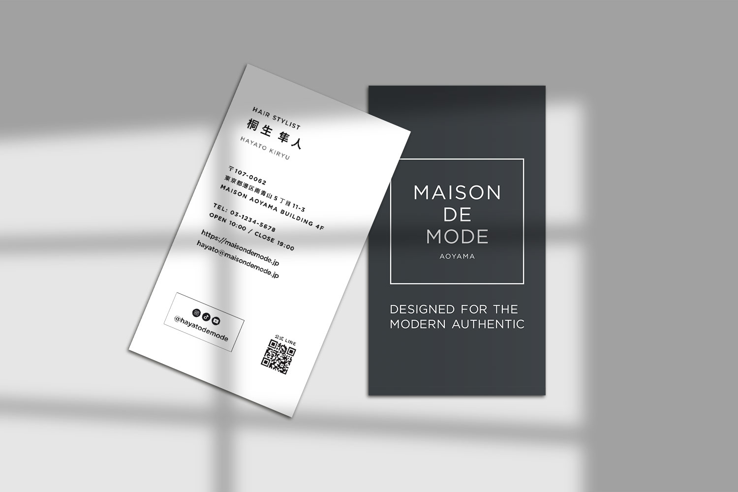 青山の美容室向けモード系名刺デザインを撮影したイメージ写真。MAISON DE MODEの高級感とミニマルな印象を強調したレイアウト。