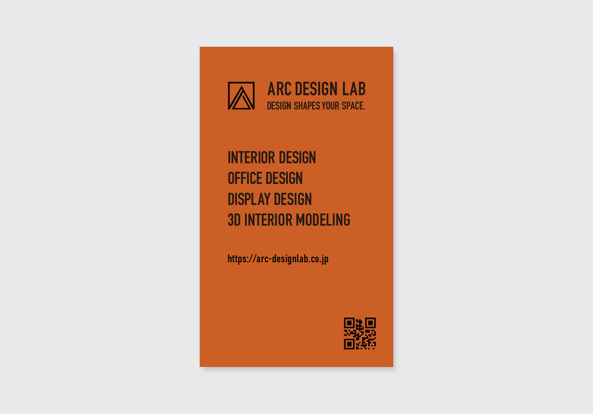 ARC DESIGN LAB のブランドカラーを採用した名刺裏面デザイン｜強いオレンジを基調にロゴとサービス内容を配置した視認性の高い構成