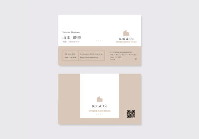 インテリアデザイン向け名刺の表面と裏面を並べたデザイン例。ベージュと白を基調にした上品な配色