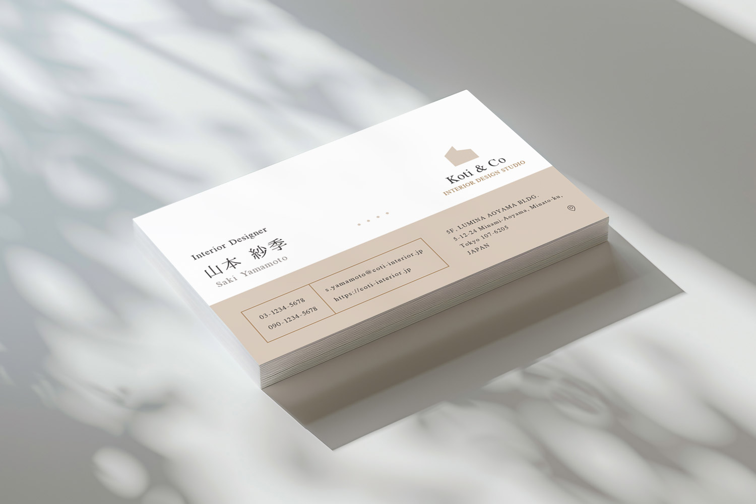 インテリアデザイン向け名刺の印刷イメージ。柔らかな光の中に置かれた上質な名刺デザインのモックアップ
