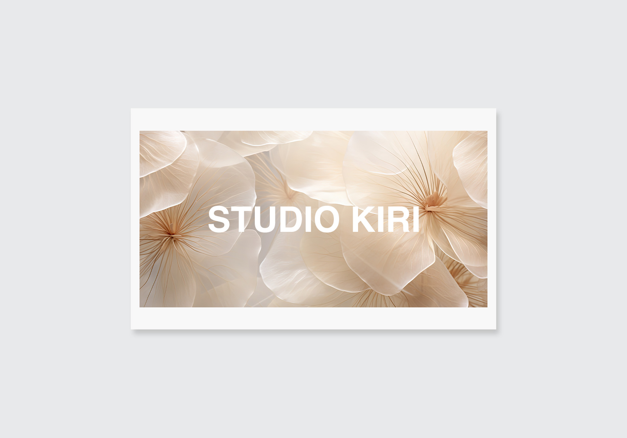 繊細な花のテクスチャを背景にした高級感のある名刺デザイン｜STUDIO KIRI ロゴ入り