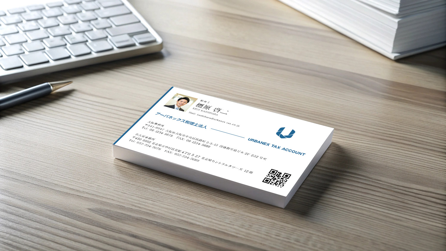 税理士名刺の実物写真|ブルートーンの信頼感あるデザインを名刺の束で表現したイメージショット